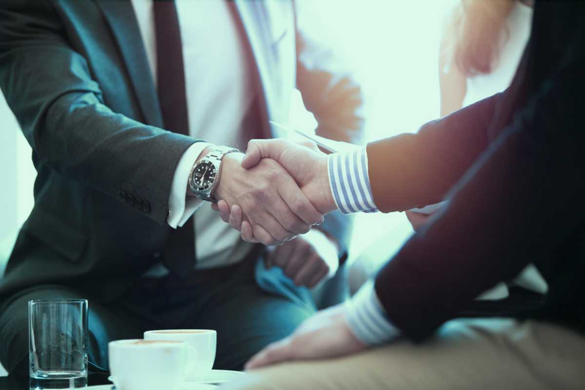 business people shaking hands | Things Successful People Never Do Again