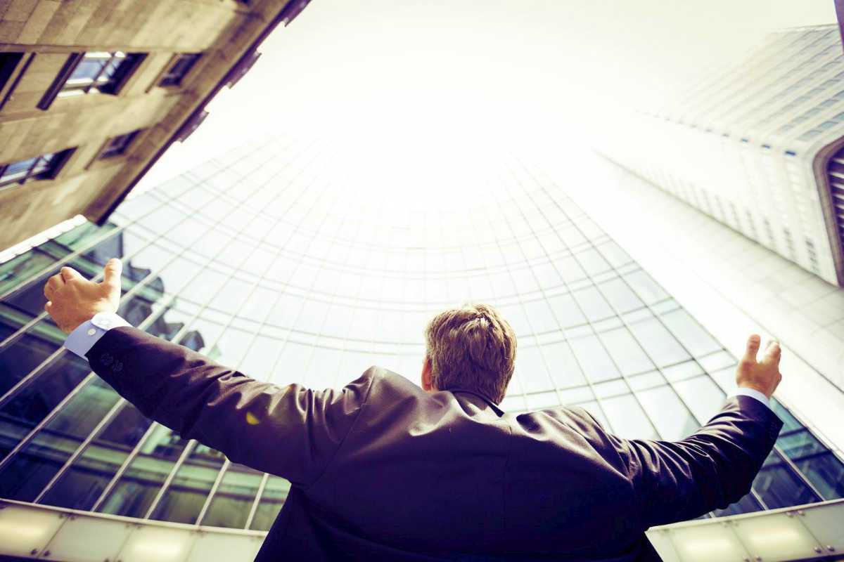 business person looking up | Things Successful People Never Do Again